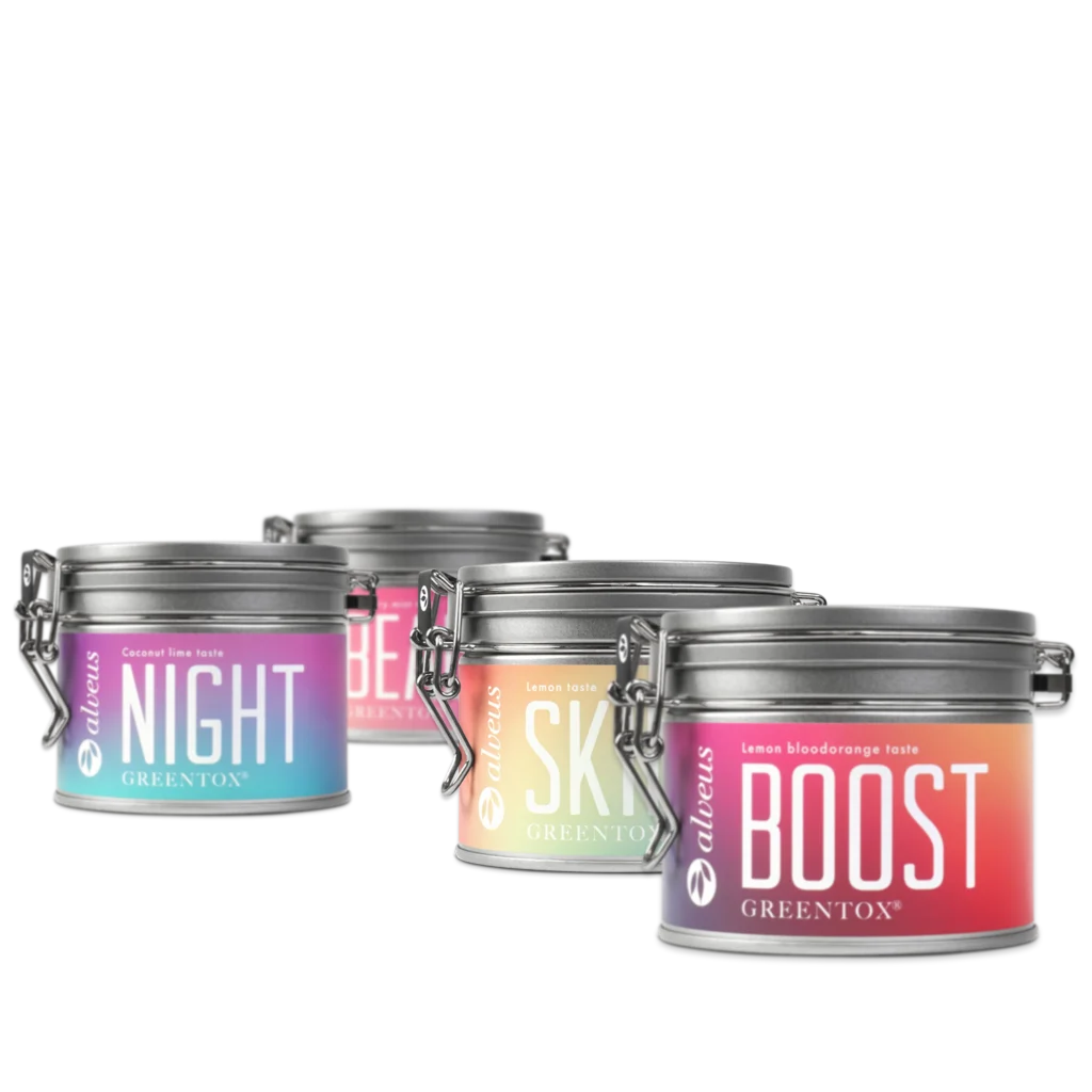 Greentox – vier Tees, die dich den ganzen Tag begleiten. Manchmal braucht es Energie, manchmal Leichtigkeit, manchmal einfach eine Pause. Mit dem Greentox-Set hast du für jede Stimmung die richtige Mischung zur Hand – sorgfältig ausgewählt aus Bio-Grüntee und Kräutern. Von morgens bis abends: Balance, die schmeckt. Welche Teesorten sind im Greentox-Set enthalten? Im Set sind vier Bio-Tees von Alveus kombiniert: Boost – Grüntee mit Zitrone & Aprikose für den belebenden Start. Beauty – Grüntee mit Granatapfel & Minze für frische Pausen. Skinny – Grüntee mit Zitronengras & Zitrusnoten für leichte Momente. Night – Kräutermischung mit Kokos, Limette & Brennnessel – koffeinfrei und perfekt für den Abend. Ist das Greentox-Set koffeinfrei? Drei der Sorten (Boost, Beauty, Skinny) enthalten natürlichen Koffein aus Grüntee und eignen sich für den Morgen oder Tag. Eine Sorte (Night) ist eine reine Kräutermischung und daher koffeinfrei – ideal für den späten Abend oder für alle, die auf Koffein verzichten möchten. Für wen ist Greentox besonders geeignet? Greentox richtet sich an alle, die im Alltag bewusst genießen möchten: Sportler nutzen die Grüntees als natürliche Energiequelle. Berufstätige gönnen sich kleine Auszeiten für Fokus & Balance. Familien & Empfindliche profitieren von der koffeinfreien Night-Mischung am Abend. So musst du nicht lange suchen – du hast immer die passende Tasse für deinen Tag. Greentox schenkt dir genau das, was du im Alltag oft vermisst: einen kurzen Moment nur für dich. Mal Energie, mal Leichtigkeit, mal Ruhe – immer dann, wenn du es brauchst.
