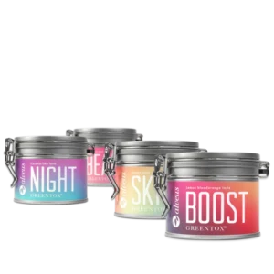 Greentox – vier Tees, die dich den ganzen Tag begleiten. Manchmal braucht es Energie, manchmal Leichtigkeit, manchmal einfach eine Pause. Mit dem Greentox-Set hast du für jede Stimmung die richtige Mischung zur Hand – sorgfältig ausgewählt aus Bio-Grüntee und Kräutern. Von morgens bis abends: Balance, die schmeckt. Welche Teesorten sind im Greentox-Set enthalten? Im Set sind vier Bio-Tees von Alveus kombiniert: Boost – Grüntee mit Zitrone & Aprikose für den belebenden Start. Beauty – Grüntee mit Granatapfel & Minze für frische Pausen. Skinny – Grüntee mit Zitronengras & Zitrusnoten für leichte Momente. Night – Kräutermischung mit Kokos, Limette & Brennnessel – koffeinfrei und perfekt für den Abend. Ist das Greentox-Set koffeinfrei? Drei der Sorten (Boost, Beauty, Skinny) enthalten natürlichen Koffein aus Grüntee und eignen sich für den Morgen oder Tag. Eine Sorte (Night) ist eine reine Kräutermischung und daher koffeinfrei – ideal für den späten Abend oder für alle, die auf Koffein verzichten möchten. Für wen ist Greentox besonders geeignet? Greentox richtet sich an alle, die im Alltag bewusst genießen möchten: Sportler nutzen die Grüntees als natürliche Energiequelle. Berufstätige gönnen sich kleine Auszeiten für Fokus & Balance. Familien & Empfindliche profitieren von der koffeinfreien Night-Mischung am Abend. So musst du nicht lange suchen – du hast immer die passende Tasse für deinen Tag. Greentox schenkt dir genau das, was du im Alltag oft vermisst: einen kurzen Moment nur für dich. Mal Energie, mal Leichtigkeit, mal Ruhe – immer dann, wenn du es brauchst.