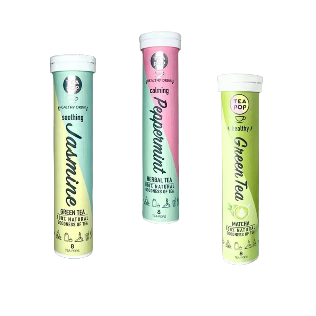 Drei Tea-Pop Sticks als Grünes Trio – Peppermint, Green Tea mit Matcha und Jasmin – arrangiert als ruhige Teeszene.
