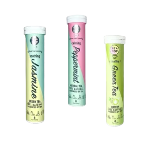 Drei Tea-Pop Sticks als Grünes Trio – Peppermint, Green Tea mit Matcha und Jasmin – arrangiert als ruhige Teeszene.