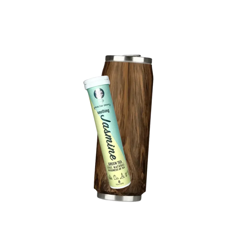 Tea-Pop „Jasmin Green“ vor Isolierdose in Holzoptik (500 ml) auf weißem Hintergrund.
