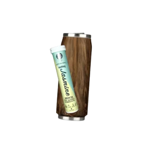 Tea-Pop „Jasmin Green“ vor Isolierdose in Holzoptik (500 ml) auf weißem Hintergrund.