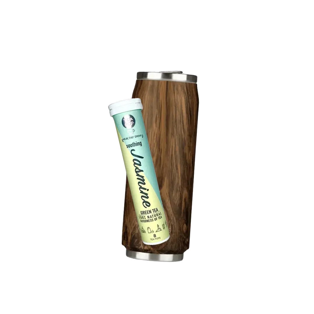 Tea-Pop „Jasmin Green“ vor Isolierdose in Holzoptik (500 ml) auf weißem Hintergrund.
